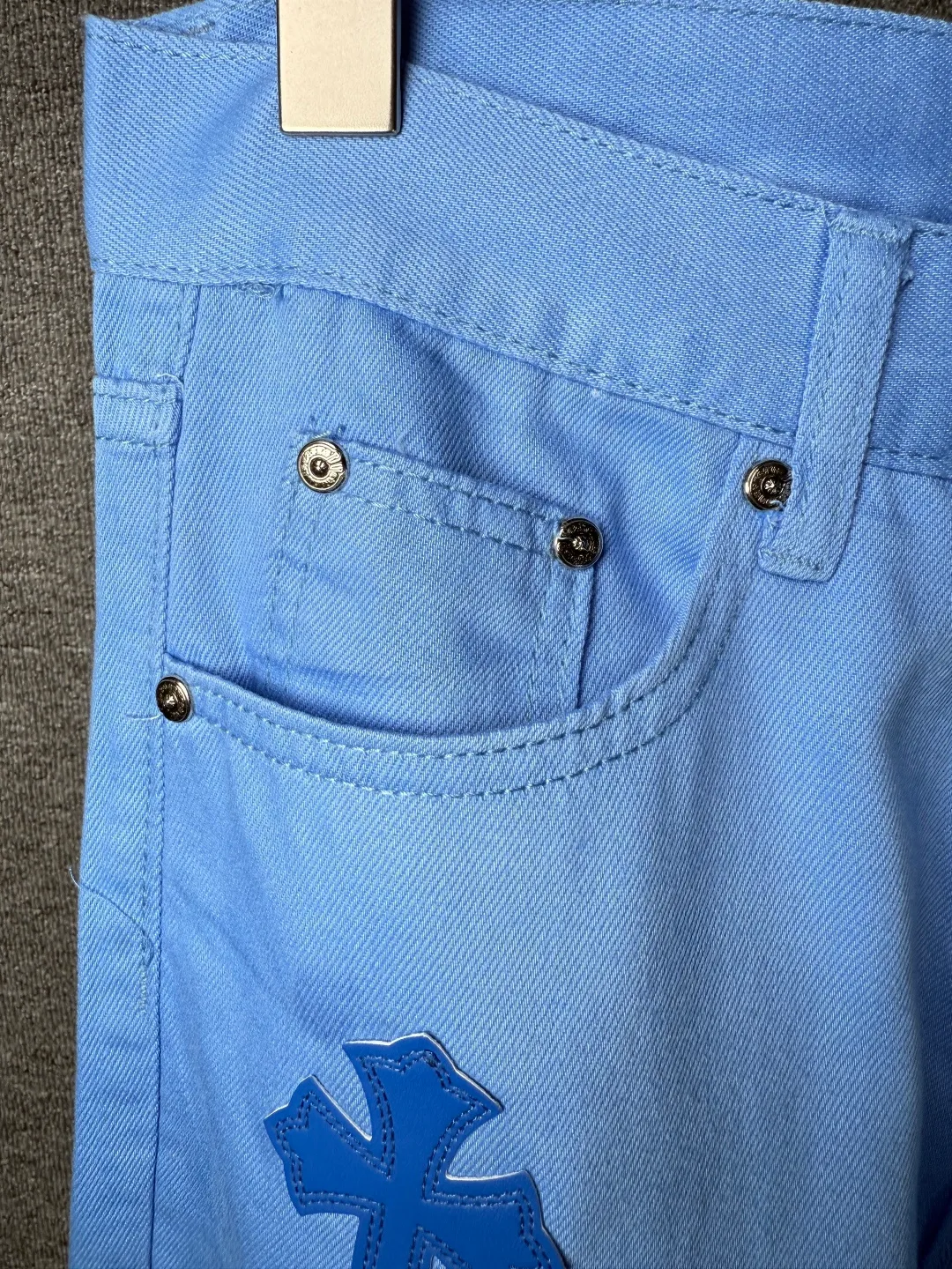 P270 💰 (Top version) CHROME HEARTS 25ss dopamine light blue cross-over leather washed jeans - Full of exploring the ultimate in fashion, Chrome Hearts' new Chrome Hearts pants not only present a unique style, the fresh ice blue color looks particularly youthful and energetic. The mid-high waist design is paired with a lazy and casual style, which not only shows long legs but also maintains a casual feel. It is a must-have fashion choice for trendy men and trendy women. Color: Dopamine light blue Size: 28-30-32-34 (corresponds to S-M-L-XL)